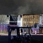 02.05.2021, Baden-Württemberg, Bruchsal: Feuerwehrleute löschen einen Brand in einer kunststoffverarbeitenden Firma. Der Großbrand hat einen Schaden von mehreren Millionen Euro verursacht. Foto: Schulz/SDMG/dpa +++ dpa-Bildfunk +++